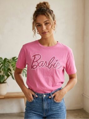 Barbie Pink Graphic Tee Size Medium Cute Casual Logo T-Shirt Y2K 90s Summer